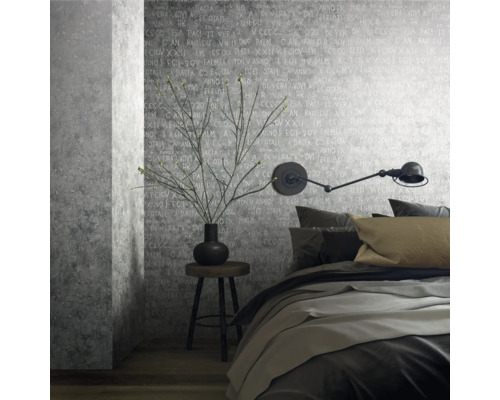 Slaapkamer met grijs gemustereerd behang, staande lamp en bed