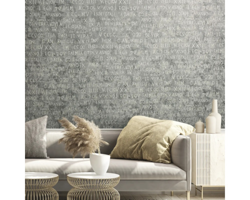 Decoratieve woonkamer met bank en behang met patroon