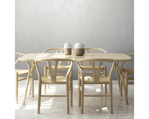 Eettafel met zes houten stoelen en twee vazen