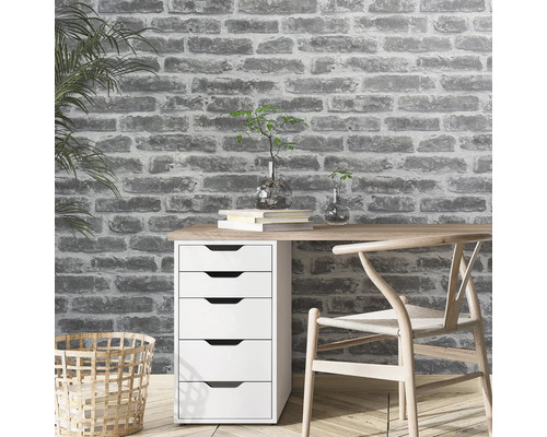 Werkkamer met bureau, stoel en bakstenen muur