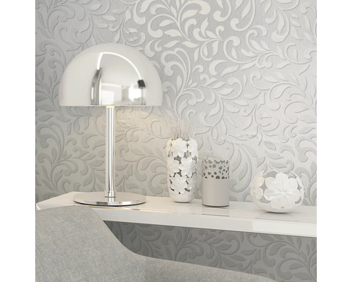 Decoratieve scène met bloemenbehang, lamp en vazen op een plank