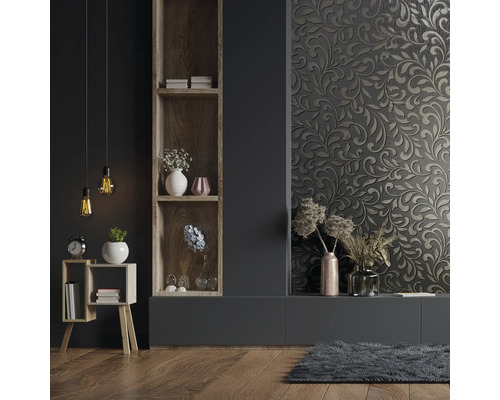 Woonkamer met donkere muur, houten rek en decoraties.