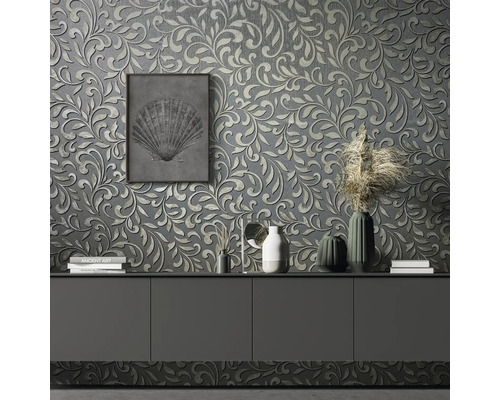 Woonkamer met patroonbehang, dressoir en decoratieartikelen.