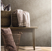 Decoratieve manden en textiel op een houten tafel voor een patroonbehang