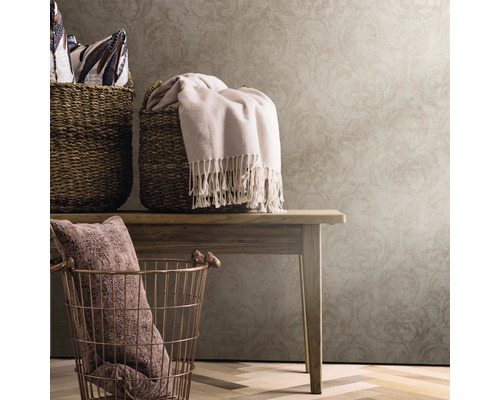Decoratieve manden en textiel op een houten tafel voor een patroonbehang
