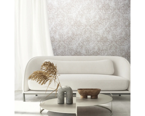 Woonkamer met witte bank, salontafel en behang met motief