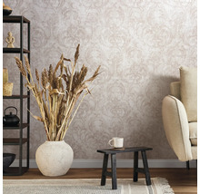 Woonkamer met patroonbehang, rek, bank en decoratie