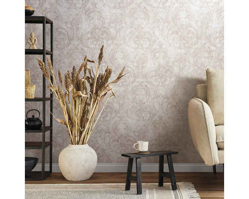 Woonkamer met patroonbehang, rek, bank en decoratie