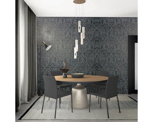 Eetkamer met ronde houten tafel, stoelen, lamp en behang met patroon