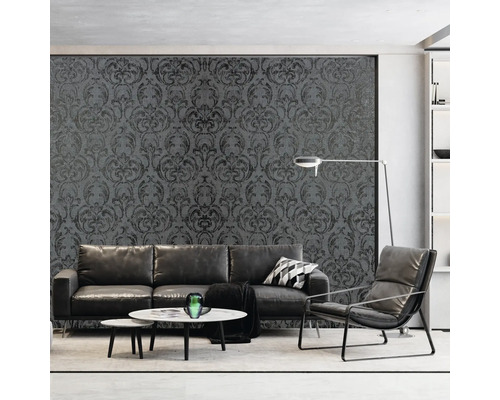 Woonkamer met grijs, gedessineerd behang, bank, fauteuil en salontafels
