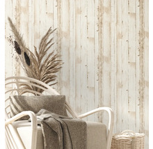 Woonkamer scène met behang in houtlook, fauteuil, kussen en decoratie