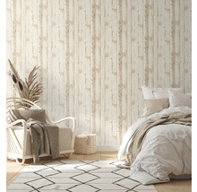 Slaapkamer met vliesbehang in houtlook, fauteuil en bed