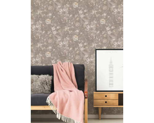 Woonkamer met bloemenbehang, bank en dressoir