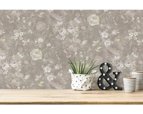 Behang met bloemmotief in een kamer