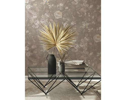 Decoratieve woonkamer met bloemenbehang, glazen salontafel en vazen