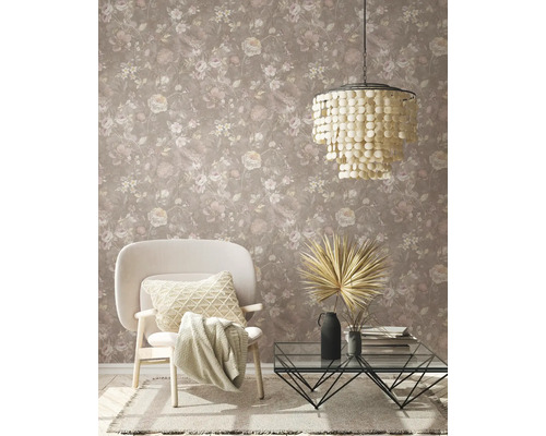 Woonkamer met bloemenbehang, fauteuil, salontafel en hanglamp