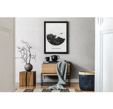 Decoratieve woonkamer met houten meubels, poster en accessoires