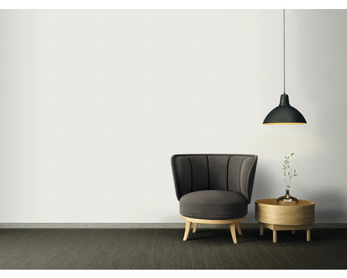 Woonkamer scène met fauteuil, bijzettafel en hanglamp voor een stijlvol interieur