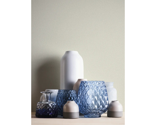 Arrangement van verschillende vazen van keramiek en glas