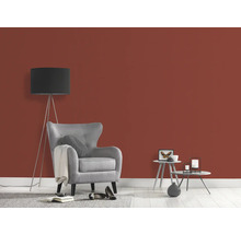Woonkamer met fauteuil, vloerlamp en muurverf