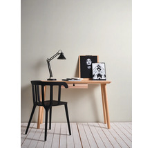 Bureau met lamp, stoel en decoratie voor een werkkamer