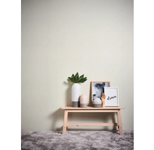 Decoratieve scène met bank, vazen en schilderijen aan de muur.