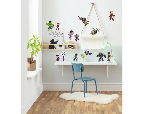 Kinderkamer met bureau, stoel en muurstickers met Marvel thema