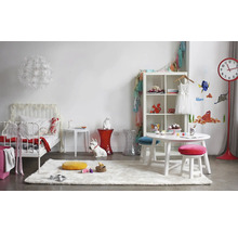 Kinderkamer met bed, tafel, stoelen en opbergkasten in een lichte en vriendelijke inrichting.