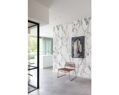 Modern interieur met marmerbehang, staaldraadstoel en kunstdruk