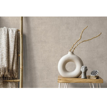 Woonkamer scène met decoraties zoals een vaas, een beeld en een deken op een ladder