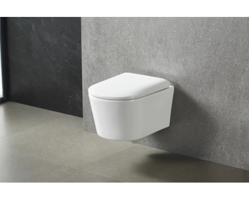 Wandcloset van keramiek in de badkamer