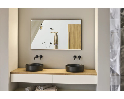 Badkamer met dubbele wastafel, spiegel en kranen