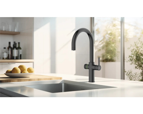 Keukenscène met moderne, donkere kraan bij de gootsteen