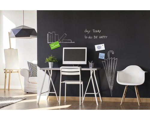 Werkkamer met bureau, stoel en beschrijfbare wand