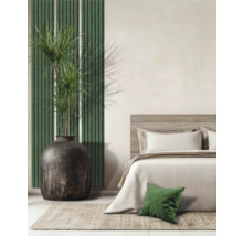 Decoratieve slaapkamer met wandpanelen, bed, vloerkleed en kamerplant in een pot