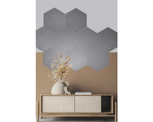 Wandtegel akoestisch Hexagon vilt Brain 57,7x50 cm Zeshoekige akoestische panelen aan de muur boven een kast met decoratie