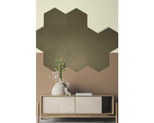 Wandtegel akoestisch Hexagon vilt Bamboo 57,7x50 cm Wanddecoratie met zeshoekige akoestische panelen boven een dressoir met bamboe en bloemen