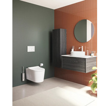 Moderne badkamer met hangtoilet, wastafel en spiegel