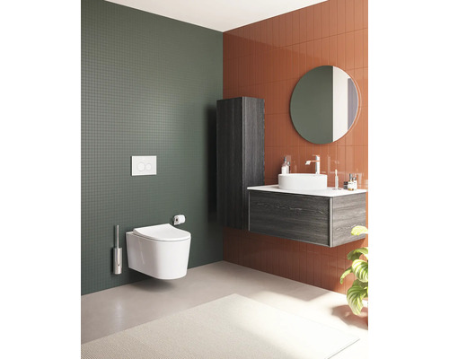 Moderne badkamer met hangtoilet, wastafel en spiegel