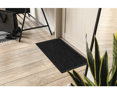 Schoonloopmat bij de ingang op een houten vloer