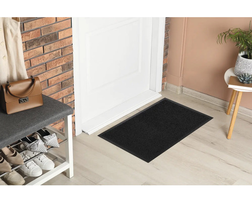 Deurmat in de entree voor een deur