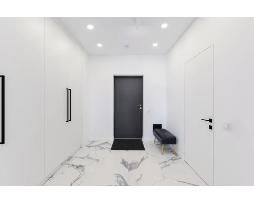 Lichte hal met grijze deur, witte kast en marmeren vloer