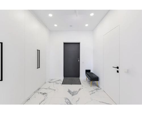 Lichte hal met garderobekast, deur, bank en marmeren vloer