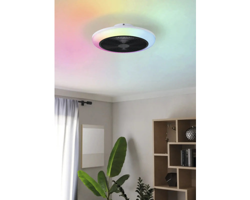 Plafondventilator met verlichting in een woonkamer