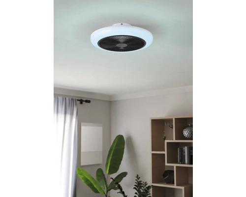 Plafondventilator met verlichting in een woonkamer.