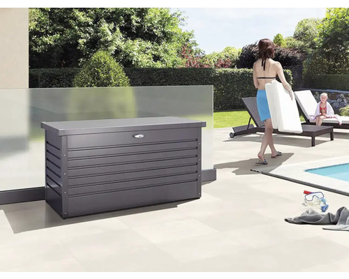 Buitenscène met een opbergbox naast een zwembad