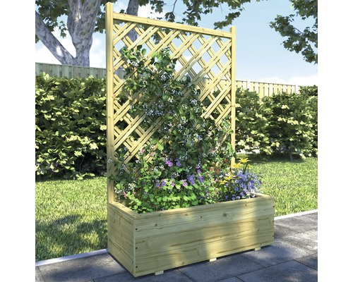 Houten plantenbak met klimrek in de tuin