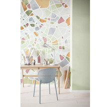 Lichte studeerkamer met bureau, stoel en muurbehang met abstract ontwerp