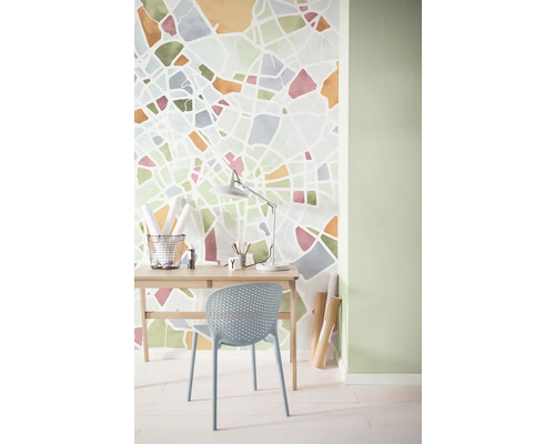 Lichte studeerkamer met bureau, stoel en muurbehang met abstract ontwerp