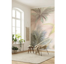 Woonkamer met palmpatroonbehang, fauteuil, vloerkleed en planten